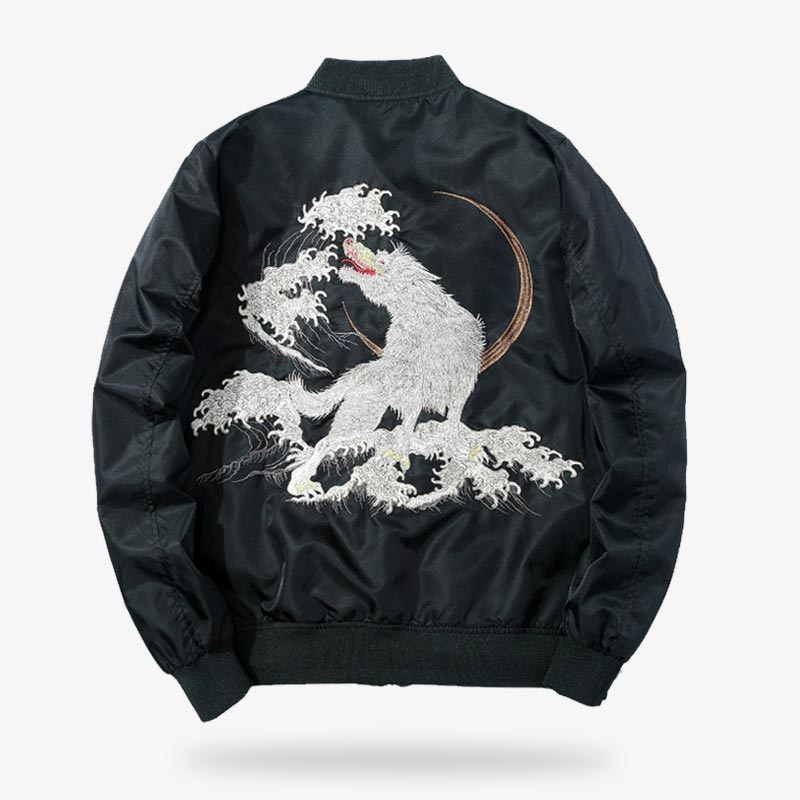 Le bomber loup est une veste sukajan de couleur noire avec un motif japonais de  la vague de Kanagawa