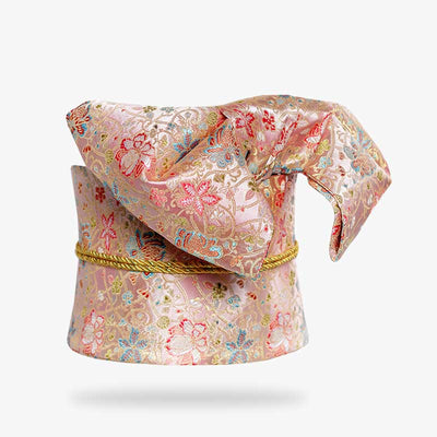 une ceinture kimono japonais brodée avec des motifs de fleurs de cerisier japonais sakura. C' est une ceinture large qui permet de fermer le kimono traditionnel