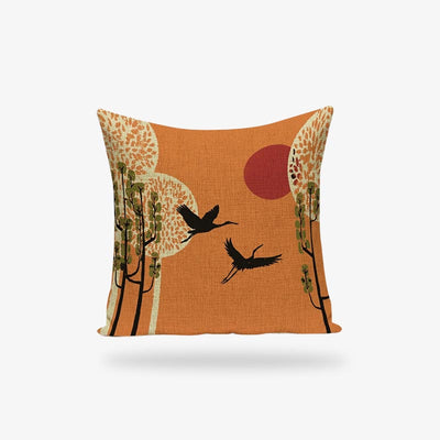 Cette housse coussin dessin japonais est de couleur orange. deux grues Tsuru sont imprimées sur le tissus en coton