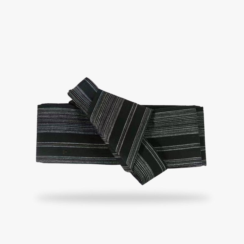 Un ceinture Obi Homme avec des rayures. Cet accessoire se porte avec un yukata homme ou un kimono japonais pour un style de samouraï