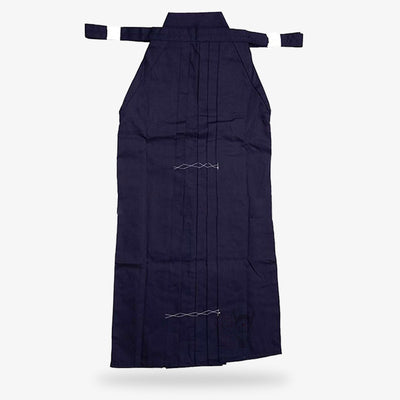 Le Pantalon aikido hakama est de couleur bleu. C'est l'équipement utilisé pour les arts martiaux japonais