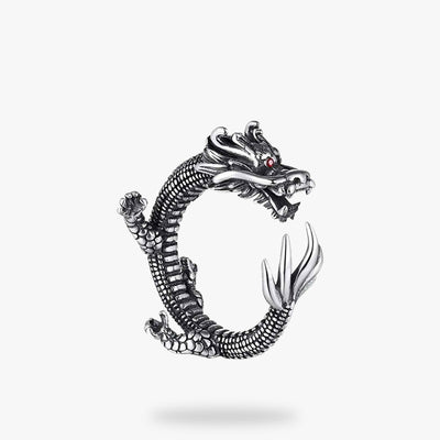 Cette bague dragon est un bijou japonais en argent 925