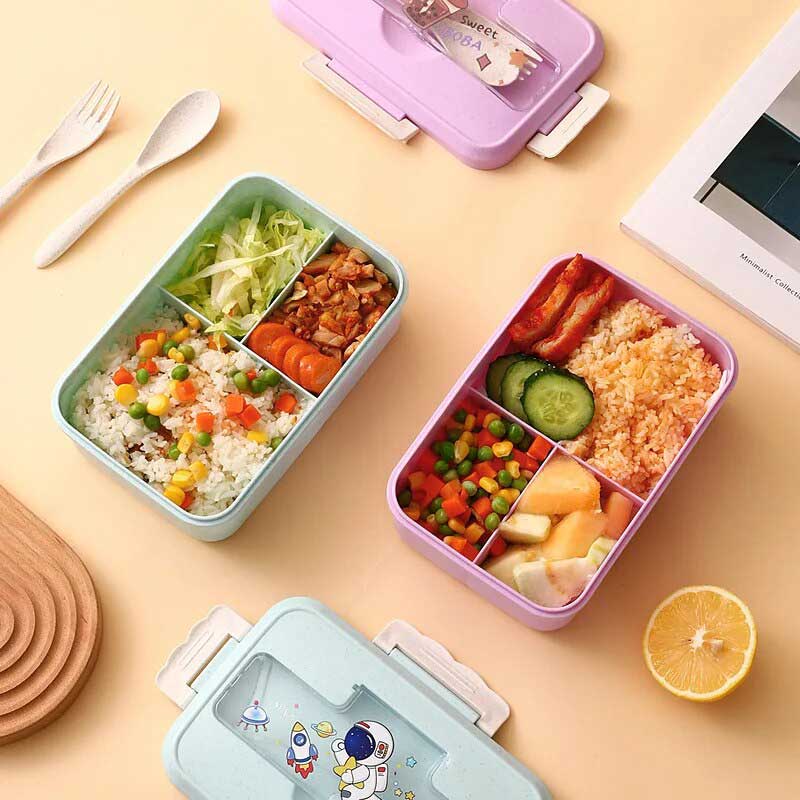 Des boites bento kawaii avec des compartiments et de la nourriture à l'interieur