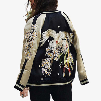 Cette veste sukajan est un bomber japonais femme de couleur noire avec une broderie de phoenix