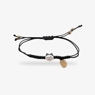 Ce bracelet chat japonais est de couleur noir. C'un bracelemt maneki neko fabriqué avec un tissage macramé et une tête de chat kawaii