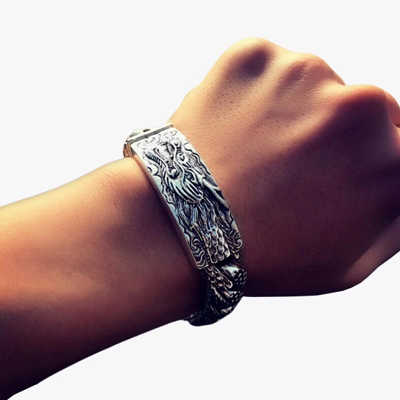 Un bracelet homme argent avec dragon gravé sur le bijou