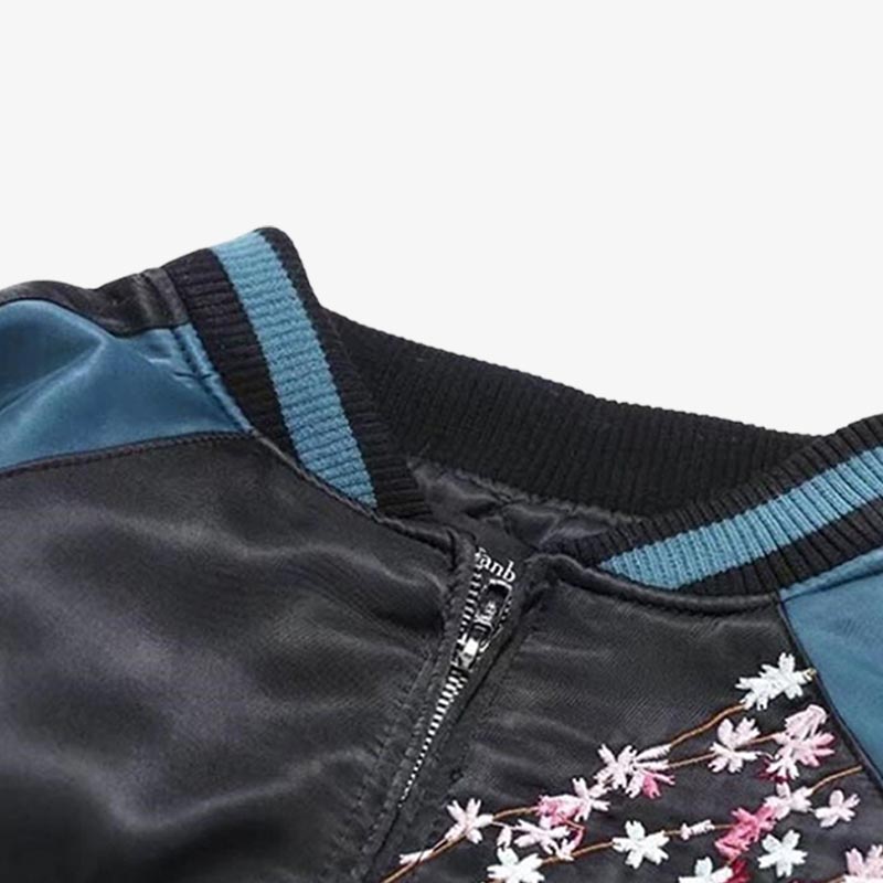 Un col de veste caro koi jacket Japan sukajan bomber avec une fermeture eclaire et des fleurs brodées sur la veste