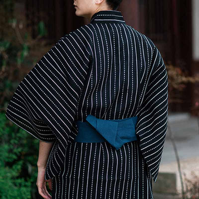 Un obi est une ceinture japonaise samourai homme qui ferme le kimono ou le yukata