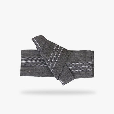 Le noeud de obi comme une ceinture kimono homme. Cet accessoire de samourai est en coton, de couleur gris avec des traits