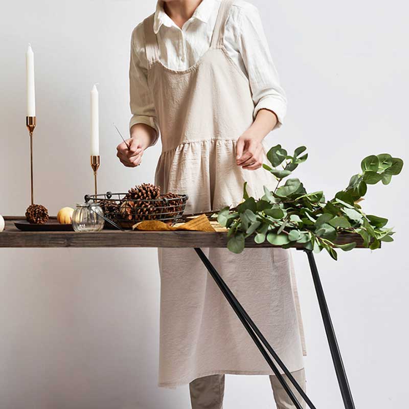 Un femme createur de tabliers japonais pour activité de fleuriste ou poru cuisiner