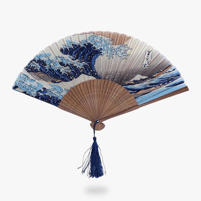 Cet éventail japon est en bambou. L'eventail pliant est décoré avec l'oeuvre de La Grande Vague de Kanagawa de l'artiste Hokusai