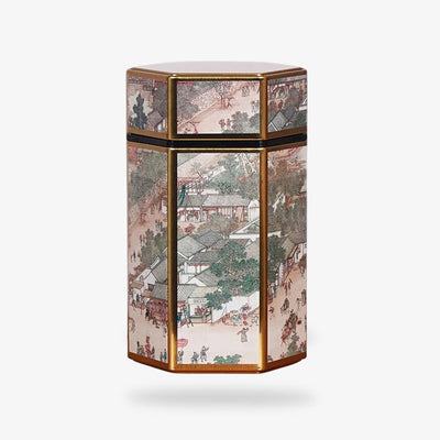 Cette grande boite japonaise metal est décorée avec une estampe Ukiyo-e. Elle est de forme hexagonale avec 6 cotés