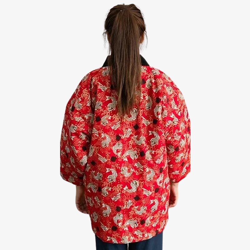 UN manteau hanten femme rouge avec des motifs traditionnels