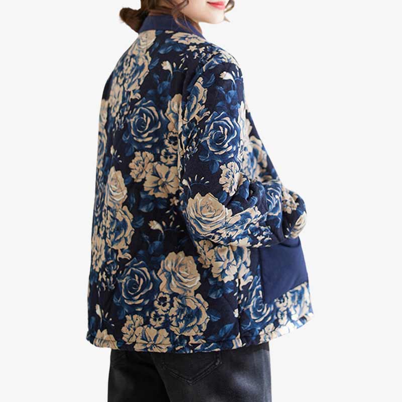 une femme japonaise est habillé avec un hanten muji au motif floral. La veste matelassé est traditionnelle et s'enfile par dessus un kimono japonais, un t-shirt ou un haut