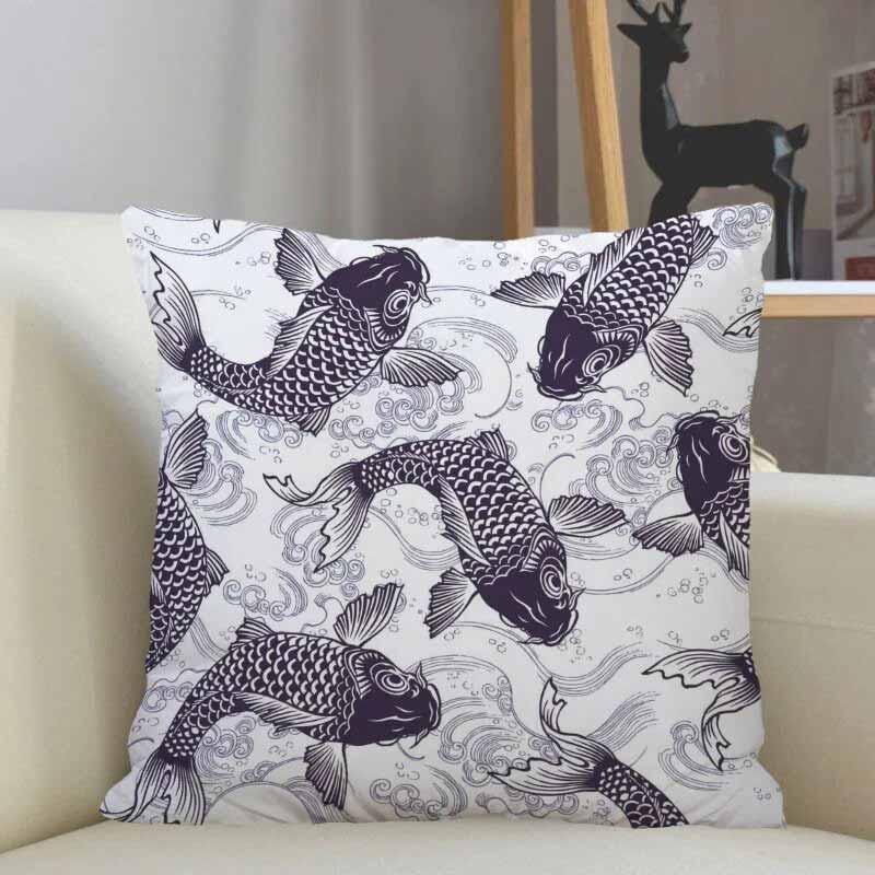 Une housse de coussin au motif de la carpe koi japonais est posé sur un canapé beige