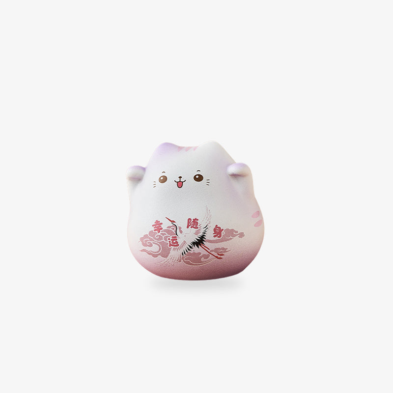 Ce maneki neko figurine est un mignon chat kawaii avec une dessin de grue japonaise traditionnelle Tsruru