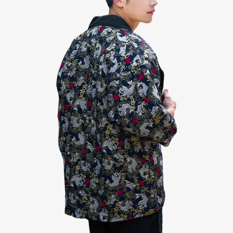 un manteau hanten hiver avec des motifs japonais traditionnels portés par un homme de dos