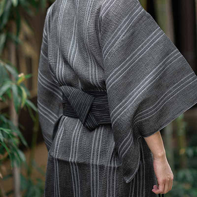 Un japonais porte dans le dos un noeud obi homme pour fermer un kimono japonais