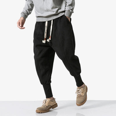 Le pantalon japonais noir se porte avec des vêtement streetwear et casual