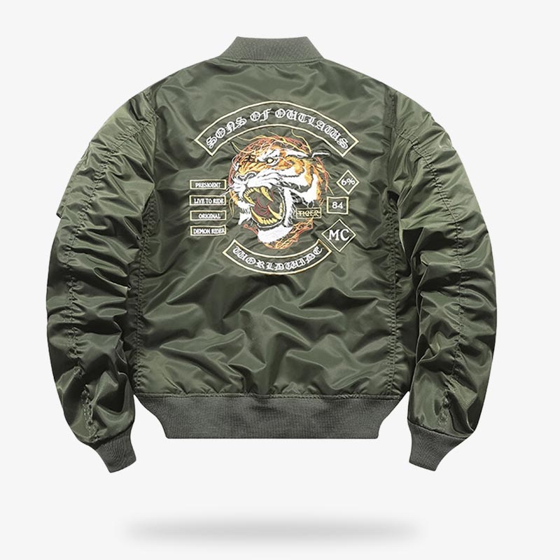 Ce manteau léger sukajan jacket tiger est bomber japonais de couleur vert armée. Cette veste de baseball est à manches longues