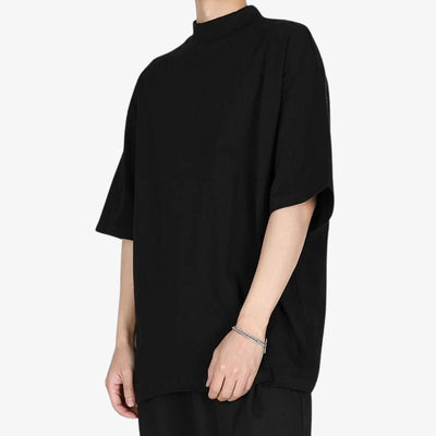 ce japonais porte un T-shirt Japon homme noir avec une coupe ample et un style épuré, inspiré de la mode Jpop et du minimalisme japonais.