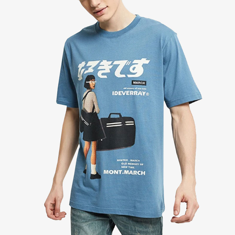 Un homme se tient debout. Il est habillé avec un t shirt japon vintage de couleur bleu. Le symbole kanji signifie j'aime ça