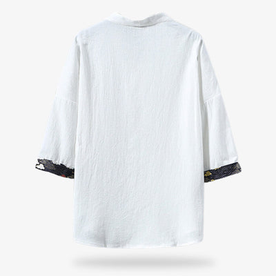 Ce T-shirt traditionnel Japonais est blanc et brodé avec des symboles de nuage Kumo sur les manches courtes du tissu