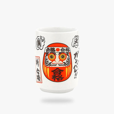 Une tasse style japonais avec un symbole de statuette Daruma