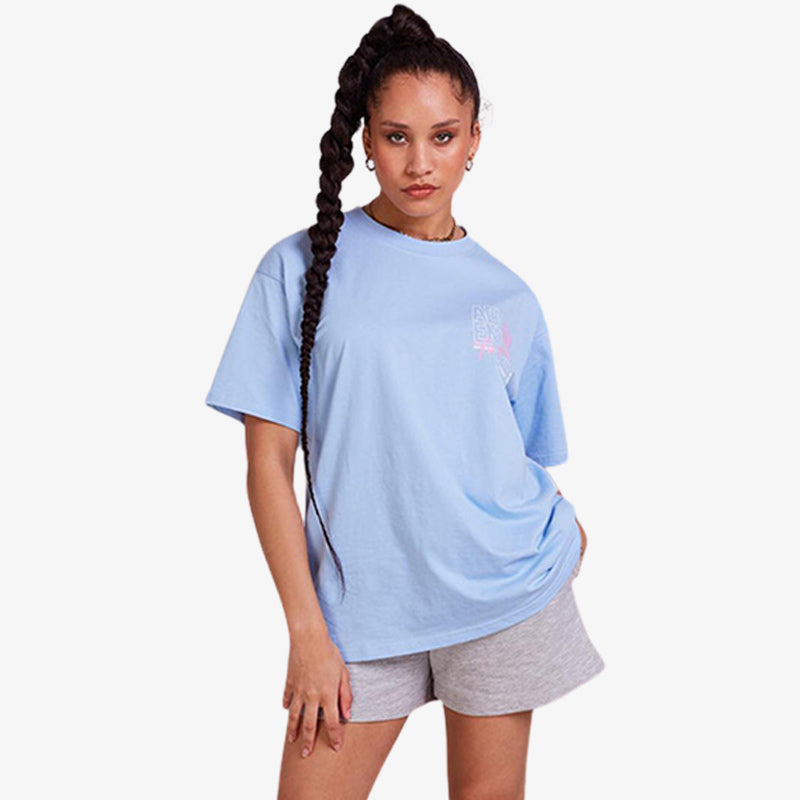 Une jolie femme est vêtue d'un tee-shirt mange de couleur bleu. La matière du tissu du t-shirt japonais est 100% coton