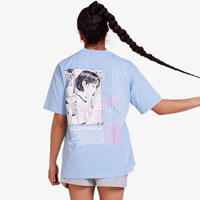 Cet habit est un tee shirt manga fille. Le dessin d'animé imprimé sur le tissu est de couleur blanche et noir. Le t-shirt japonais femme est bleu