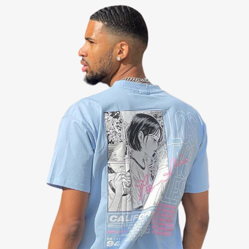 le tee-shirt manga homme est de couleur bleue. L'homme est debout et de dos. Le t-shirt japonais est imprimé avec un dessin manga dans le dos