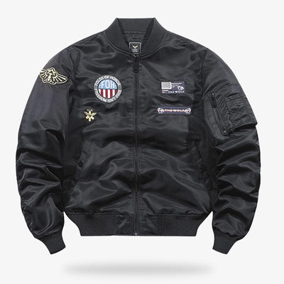 Cette veste japonaise tiger sukajan jacket est un bomber de couleur noir avec des manches longues. DEs patch militaires sont à l'effigie des USA