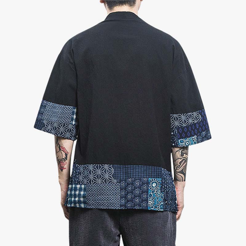 Ce vêtement traditionnel est une veste cardigan japonais de couleur noir avec des motifs wagara imprimés sur les manches et au bas de la veste haori