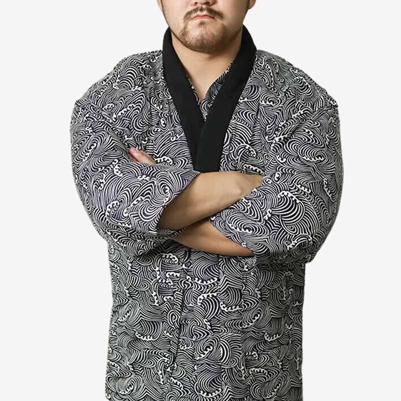 UN homme est habillé avec une veste hanten nami. Le manteau japonais est décoré avec des symboles de vagues japonaises sur le tissu