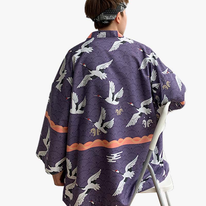 Un japonais de dos est habillé avec une veste haori tokyode couleur bleu avec des motifs de grues japonaises Tsuru