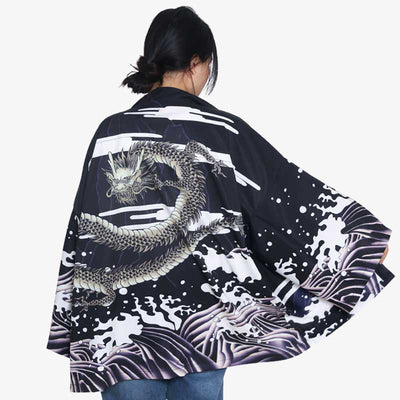 Cet haori kimono est une veste japonaise dragon femme de couleur noire et blanche. La matière est en polyester de qualité pour la legereté