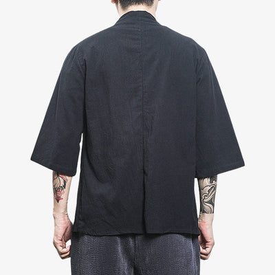 Cette veste japonaise haori cardigan est de couleur noire