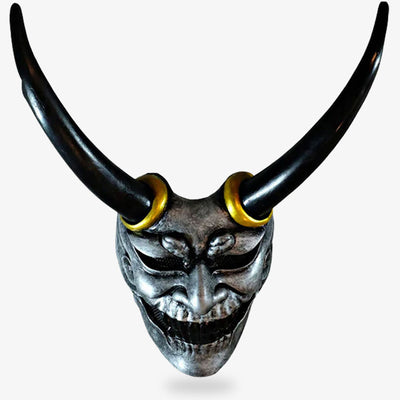 Le demon japonais masque est un accessoire de samouraï. Masque japonais avec des cornes et des crocs tel un Oni des enfers