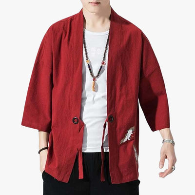 Un homme est vêtu d'une Veste haori traditionnel, un t-shirt blanc et un long collier japonai