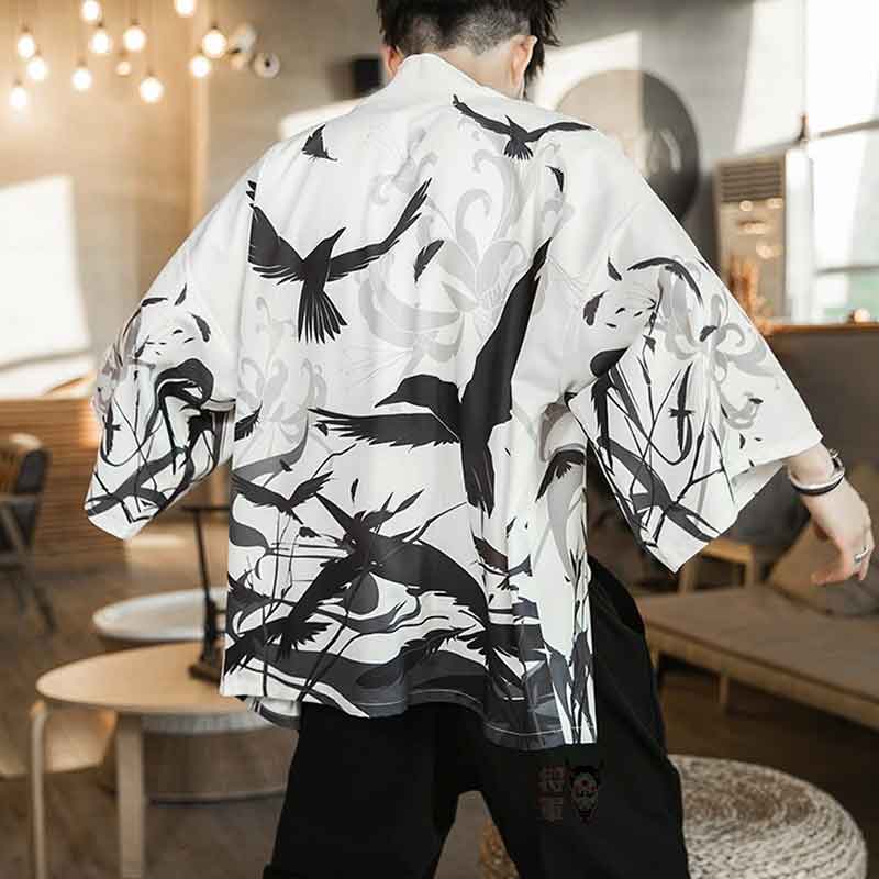 Un homme japonais portant un Itachi Kimono. Veste haori blanche avec des corbeaux noirs imprimés sur le tissu