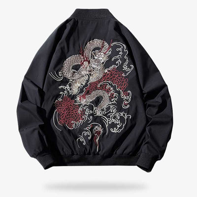 Ce manteau japonais léger est une jacket sukajan . Ce type de veste à manches longues est un bomber japonais