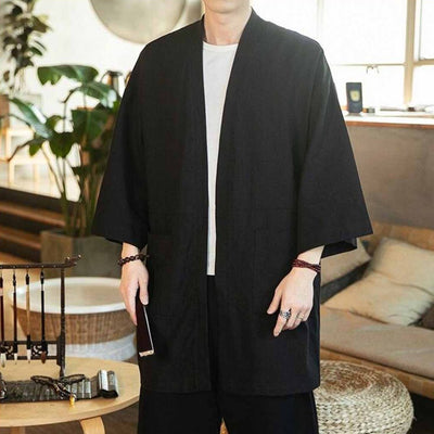 un homme portant un kimono cardigan noir au japon avec un t-shirt blanc dans une maison japonais