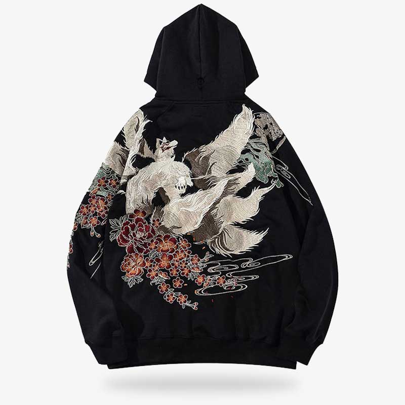 Ce swear japon brodé avec le symbole du renard japonais Kitsune et les fleurs de Sakura