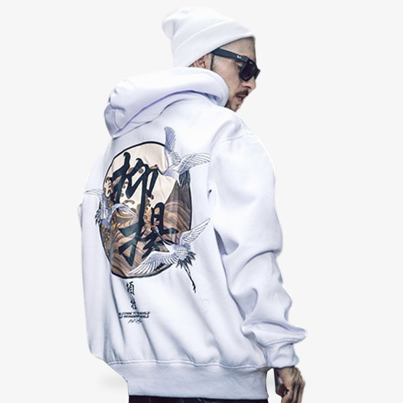 Ce hoodie blanc est un sweat style japonais homme. Il porte des lunettes et un bonner blanc