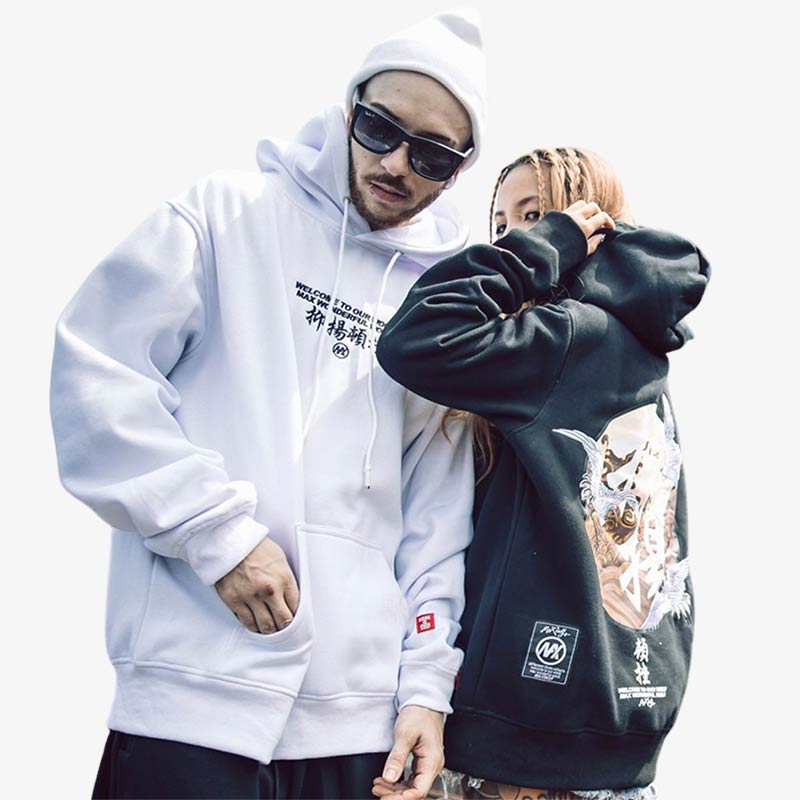 Un homme et une femme porte un sweat style japonais avec des motifs japonais 