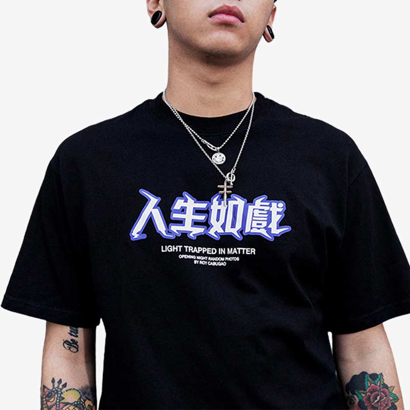 Splendide t-shirt japonais urban homme avec un kanji japonais imprimé sur le tissu coton noir