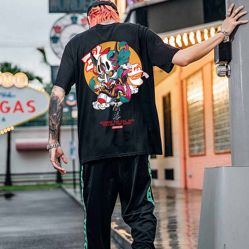 un homme porte un tshirt oni demon. Le coton est noir. Ideal pour un look harajuku de Tokyo