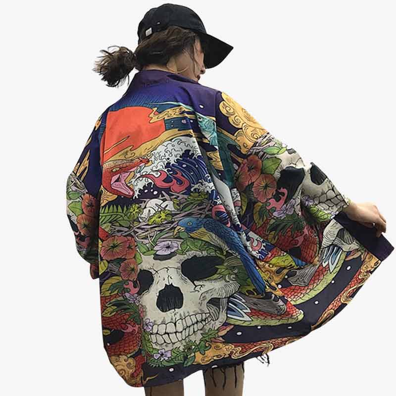 Une femme japonaise est habillée avec une veste femme kimono avec des motifs japonais traditionnels comme la grande vague de kanagawa ou une tete de mort shinigami