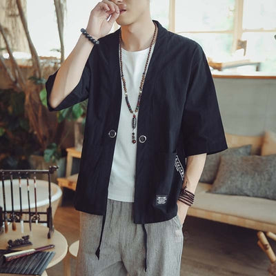 Une veste japonaise haori pour homme porté avec un t-shirt blanc des des bijoux asiatiques