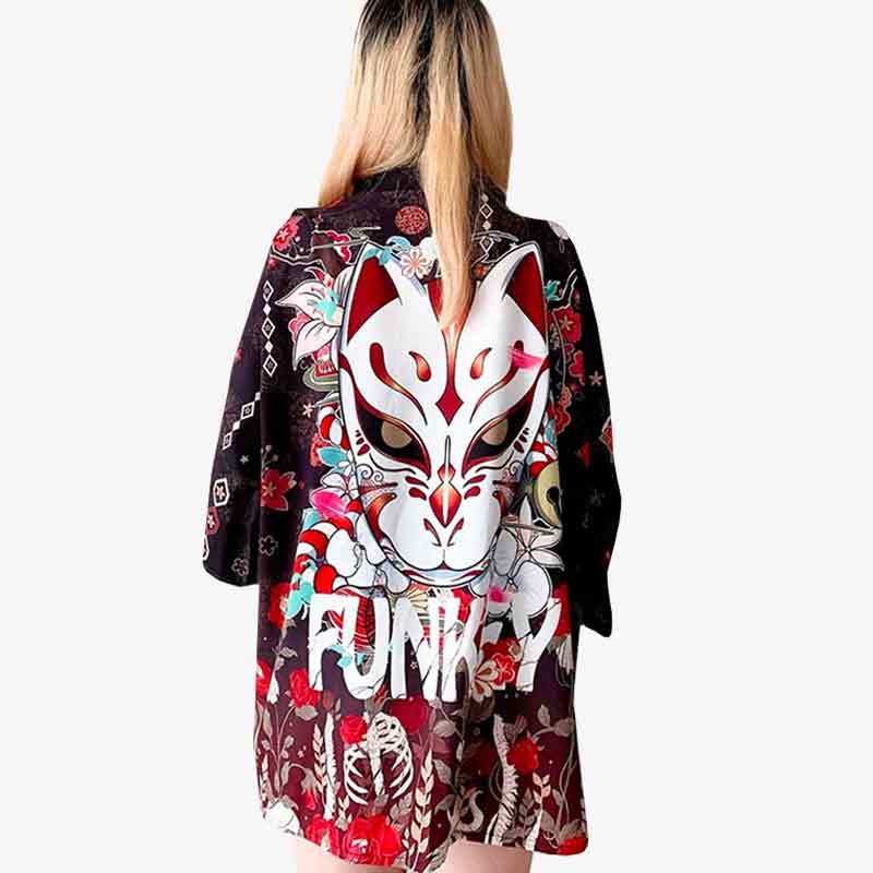 Fille japonaise portant une veste kimono femme pas cher avec imprimé du dieu japonais renard Kitsune